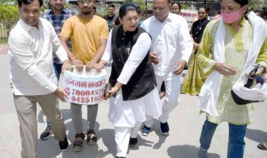 ये हैं रतलाम कलेक्टर सूर्यवंशी और मशक्कत है मूक प्राणियों के लिए ठंडा पानी उपलब्ध कराने की, ताकि भीषण गर्मी में वे भी प्यास बुझा सकें