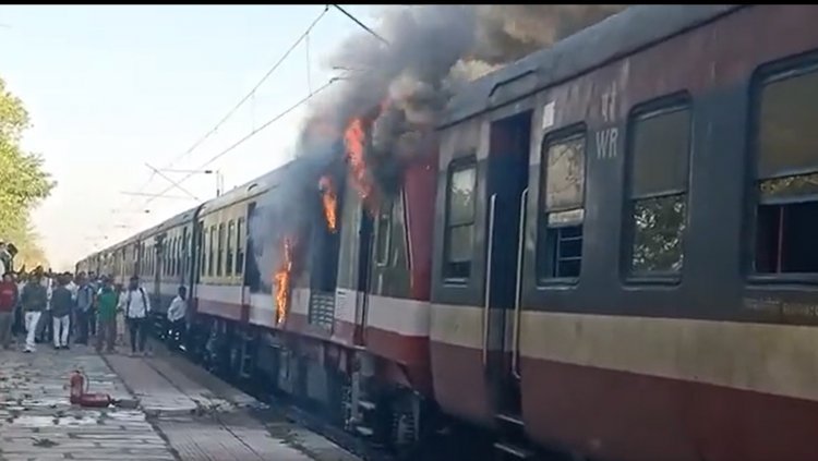The Burning Train : रतलाम से इंदौर जा रही डेमू ट्रेन में लगी आग, एक घंटे से ज्यादा धधकते रहे कोच, सुबह 7.00 बजे लगी आग 8.10 बजे बुझी