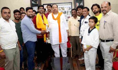 अंतरराष्ट्रीय स्तर पर रतलाम का नाम रोशन करने वाले खिलाड़ियों का विधायक चेतन्य काश्यप ने किया स्वागत