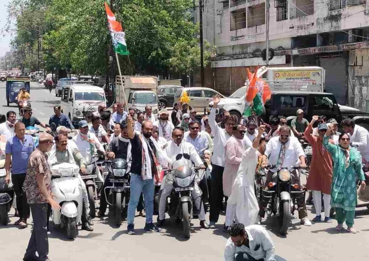 रतलाम शहर कांग्रेस ने कर्नाटक में कांग्रेस की जीत का मनाया जश्न, ढोल-धमाके के साथ विजय रैली निकाली, आतिशबाजी भी की