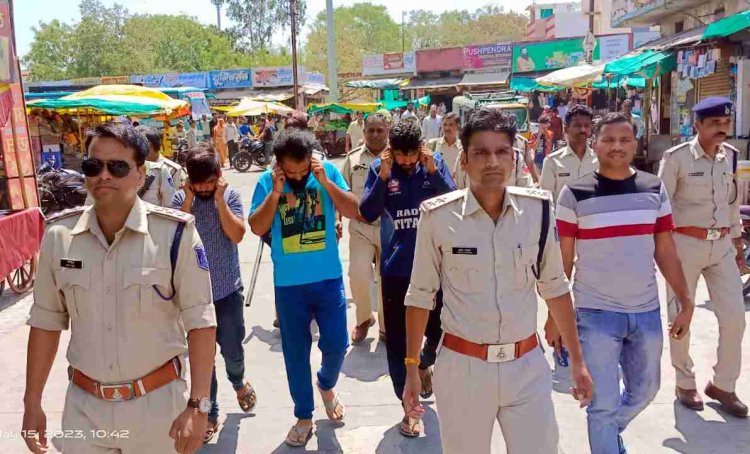 ऐसी सख्ती जरूरी है : फिरौती मांगने वाले गुंडों का पुलिस ने निकाल दिया जुलूस, रासुका के तहत कार्रवाई कर भेज दिया भेरूगढ़ जेल