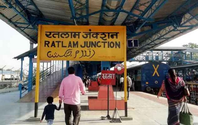रतलाम रेलवे स्टेशन के प्लेटफॉर्म एक और दो पर तात्कालिक रूप से टेंट लगाने का सुझाव
