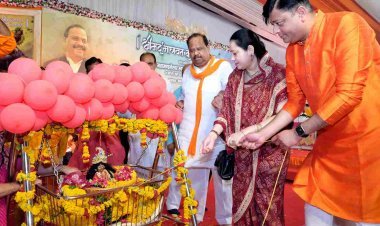 श्रीमद् भागवत कथा ज्ञान यज्ञ में जन्मोत्सव से कृष्णमय हुआ कथा पंडाल, गूंजी जन्मोत्सव की बधाइयां