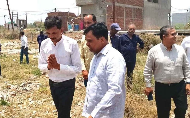 इसे कहते हैं न्याय : भू-माफिया 29 साल से 34 लोगों को नहीं दे रहा था जमीन का कब्जा, कलेक्टर ने खुद खड़े रह कर दिलवा दिया, CM शिवराज बोले- बधाई हो