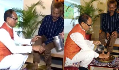 मुख्यमंत्री शिवराज सिंह चौहान ने सीधी के पीड़ित दशमत के चरण पखारे, तिलक किया और शॉल-श्रीफल व गणेश की प्रतिमा भेंट कर माफी मांगी