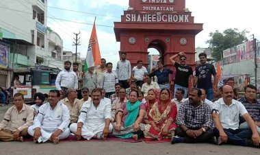 राहुल गांधी के विरुद्ध आए गुजरात हाईकोर्ट के फैसले से कांग्रेस आहत, शहीद चौक पर धरना देकर लगाए नारे, कहा- सुप्रीम कोर्ट में दी जाएगी चुनौती