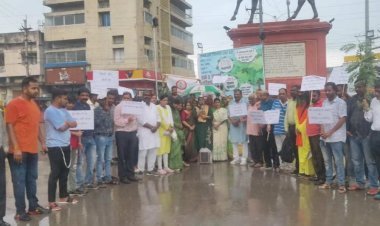 अब नहीं कटने देंगे रतलाम में कोई भी हरा पेड़, पर्यावरण प्रेमियों ने बरसते पानी में लिया संकल्प, मानव शृंखला बनाई, मृत पेड़ों व पक्षियों को श्रद्धांजलि दी