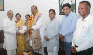 भाजपा के विशेष जनसंपर्क अभियान के दौरान शिक्षाविद् मुरलीधर चांदनीवाला एवं उद्योगपति प्रमोद व्यास से मिले विधायक चेतन्य काश्यप