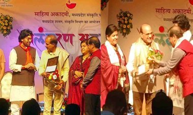 रतलाम के डॉ. चांदनीवाला एवं दशोत्तर साहित्य अकादमी अलंकरण से अलंकृत, अभिनेता आशुतोष राणा एवं संस्कृति मंत्री उषा ठाकुर ने दिया सम्मान