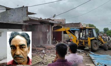 किराना लेने आने वाली बच्चियों से छेड़छाड़ करने वाले आरोपी की दुकान पर प्रशासन ने चलाया बुलडोजर