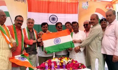 सनातन सोशल ग्रुप ने 1 हजार राष्ट्रीय ध्वज निःशुल्क वितरित कर प्रेरणा की ज्योत जलाई- कलेक्टर नरेंद्र कुमार सूर्यवंशी