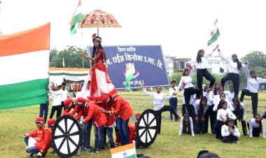 आजादी का जश्न : रतलाम में शान से लहराया तिरंगा, प्रभारी मंत्री भदौरिया ने ध्वजारोहण कर ली परेड की सलामी, सांस्कृतिक कार्यक्रम में सीएम राइज स्कूल अव्वल