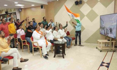 चन्द्रयान 3 की सफलता का रतलाम में आतिशबाजी कर मनाया जश्न, विधायक चेतन्य काश्यप ने कार्यकर्ताओं के साथ देखा सीधा प्रसारण