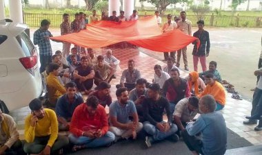 भगवा ध्वज लेकर कलेक्ट्रेट पहुंचे करमदी के रहवासी, कलेक्टर से बोले- ध्वज नहीं लगने पर करेंगे चुनाव का बहिष्कार