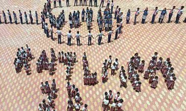 'लोकतंत्र का रक्षा सूत्र' थीम पर बनाई 'राखी' की आकृति वाली मानव शृंखला, मतदाताओं को किया जागरूक