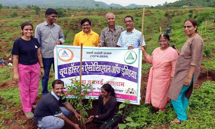 यूथ हॉस्टल एसोसिएशन ऑफ इंडिया की रतलाम इकाई ने शिवगढ़ की पहाड़ी पर किया पौधारोपण, संरक्षण की शपथ ली