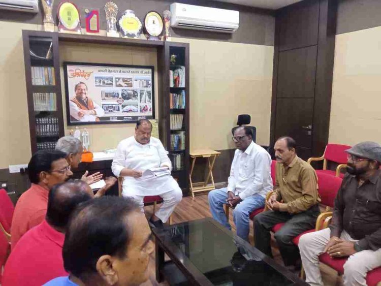 प्रदेश सरकार से असंतुष्ट राज्य पेंशनरों ने शहर विधायक चेतन्य काश्यप को दिया ज्ञापन, कहा- हमारी मांगों का निराकरण कराइए