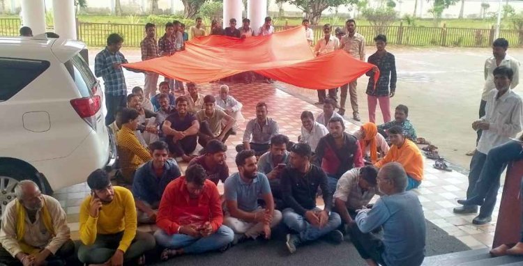 भगवा ध्वज लेकर कलेक्ट्रेट पहुंचे करमदी के रहवासी, कलेक्टर से बोले- ध्वज नहीं लगने पर करेंगे चुनाव का बहिष्कार