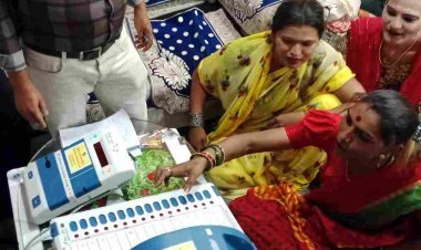 मतदाता जागरूकता हेतु नलकुई में थर्ड जेंडर के घर पहुंची स्वीप टीम, मतदाता सूची में नाम जोड़ने के लिए गुरु काजल से लिया आवेदन