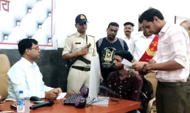 टू-व्हीलर एजेंसी ने रख ली मृत व्यक्ति की बाइक, मृतक के बेटे से 15 हजार रुपए भी ले लिए लेकिन वाहन नहीं लौटाया, अब कलेक्टर दिलवाएंगे