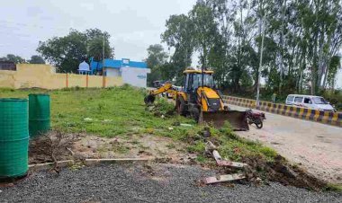 ऊंकाला रोड पर फोरलेन किनारे कर लिया था अतिक्रमण, कलेक्टर के निर्देश पर प्रशासन ने चला दिया बुलडोजर