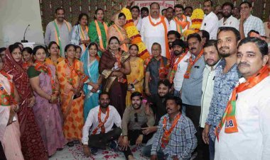 मेगा इंडस्ट्रियल पार्क एवं 8 लेन एक्सप्रेस-वे की सौगात के लिए भाजपा मुखर्जी मंडल ने विधायक चेतन्य काश्यप का 51 किलो की फूलमाला से किया अभिनन्दन