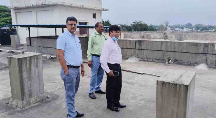 एमसीएच की छत पर पानी रुकने की मिली समस्या तो सिविल सर्जन डॉ. सागर पहुंच गए निरीक्षण करने और करवा दिया सुधार