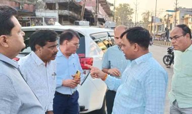 आचार संहिता लागू होने के बाद कलेक्टर नरेंद्र कुमार सूर्यवंशी ने शहर में किया निरीक्षण, राजनीतिक पोस्टर, होर्डिंग और बैनर हटवाए