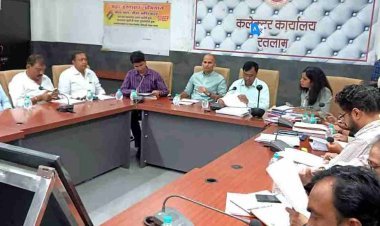 जिला स्तरीय स्टैंडिंग कमेटी की बैठक में कलेक्टर ने बताई आदर्श आचरण संहिता, कहा- प्रत्येक दल और व्यक्ति को करना होगा पालन