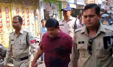 MCX सट्टे का अहम आरोपी सटोरिया लाला दुग्गड़ गिरफ्तार, पुलिस ने निकाल दिया आरोपी का जुलूस, 6 से अधिक आरोपी अब भी फरार, देखें वीडियो...