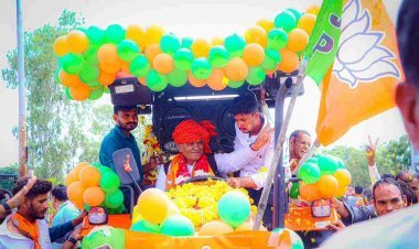 अंदाज-ए-बयां और : ट्रैक्टर पर सवार होकर नामांकन दाखिल करने पहुंचे भाजपा ग्रामीण प्रत्याशी मथुरालाल डामर, 'अबकी बार 60 हजार पार' के लगे नारे