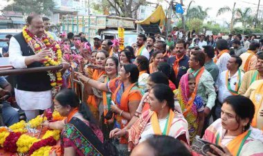 महालक्ष्मी का रूप धर भाजपा प्रत्याशी चेतन्य काश्यप को भेंट किया कमल का फूल और दिया जीत का आशीर्वाद