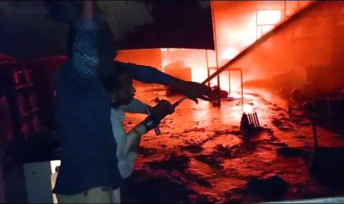 करमदी स्थित कैटरर्स के गोदाम में लगी भीषण आग, करीब ढाई घंटे में काबू पाया जा सका, 10 से अधिक फायर लॉरी का पानी लगा, देखें वीडियो...