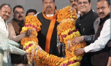 भाजपा चुनाव समिति के विनोद करमचंदानी ने विधायक चेतन्य काश्यप का स्वागत किया