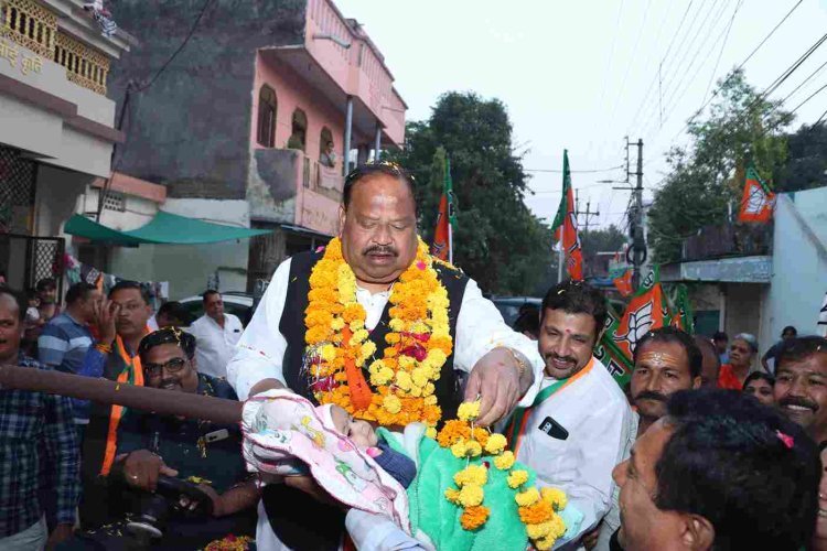 भाजपा प्रत्याशी चेतन्य काश्यप के जनसंपर्क में उमड़े क्षेत्रवासी, वार्ड क्रमांक 11 में मतदाताओं ने बरसाया अपार प्रेम और स्नेह