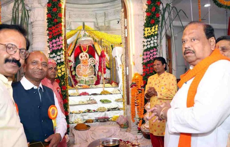 धर्म-संस्कृति : विधायक चेतन्य काश्यप ने मेहंदीकुई बालाजी मंदिर पहुंचे, अन्नकूट महोत्सव में दर्शन कर प्रसाद ग्रहण किया