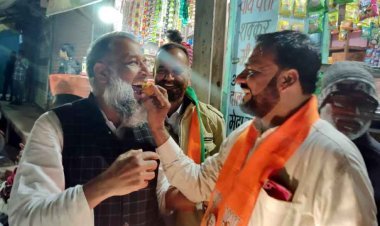 भाजपा और रतलाम में चेतन्य काश्यप की प्रचंड जीत पर भाजपा अल्पसंख्यक मोर्चा ने बांटें 3 क्विंटल लड्डू, ढोल-ताशों के साथ मना जीत जा जश्न