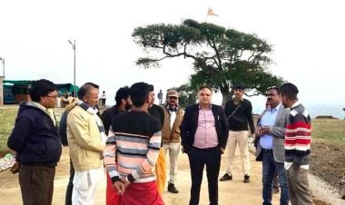 कलेक्टर भास्कर लाक्षाकार ने विरूपाक्ष महादेव मंदिर और कंवलका माता मंदिर का किया भ्रमण, विकास को लेकर की चर्चा