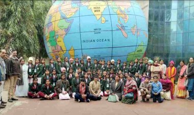 आकाश में झिलमिलाते तारे जमीन पर उतरे, चंद्रमा आया सूर्य और धरती के बीच, ग्रहों ने लगाई अपने कक्ष पर परिक्रमा तो बालिकाएं हो गईं रोमांचित