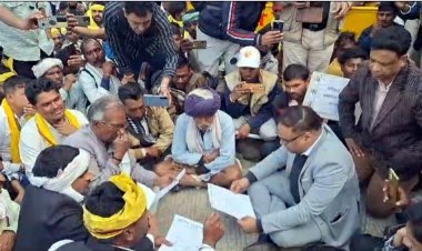 एक ग्रामसभा ऐसी भी : जिलाबदर के विरोध में आदिवासी समाज ने कलेक्ट्रेट परिसर में की ग्रामसभा, कलेक्टर ने जमीन पर बैठकर सुनी बात, जय जोहार भी की