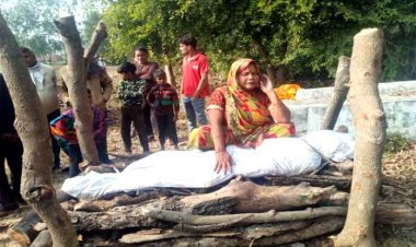 अजब-गजब : जमीन के लिए सास की चिता पर बैठ गई बहू, पुलिस ने समझा कर अंतिम संस्कार करवाया, देवर को ज्यादा जमीन मिलने से थी नाराज महिला