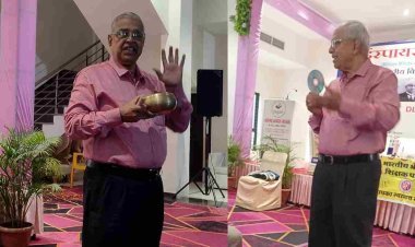 ज्ञान-विज्ञान का नवाचार : शिक्षकों की क्लास में हुआ भौतिकी की अवधारणों का प्रदर्शन, इंदौर से आए स्रोत विद्वान प्रो. दुबे ने शांत की जिज्ञासाएं