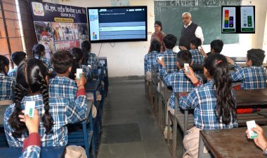 नवाचार लगातार : सी. एम. राइज विनोबा स्कूल में पढ़ाई के लिए हो रहा नई तकनीक का उपयोग, स्क्रीन पर सवाल नजर आते ही बच्चे क्लिकर डिवाइस से देते हैं जवाब