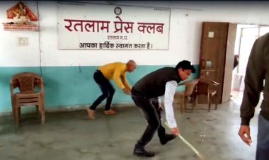 स्वच्छता अभियान : कलम, माइक और कैमरे थाने वाले हाथों ने थामी झाड़ू और कर दी रतलाम प्रेस क्लब के तीन मंजिला भवन की सफाई