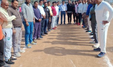 कानूनी दलीलें देने वाले अधिवक्ताओं और कानून का पालन करवाने वाले राजस्व कर्मियों ने लगाए चौके-छक्के, क्रिकेट के माध्यम से दिया सद्भावना का संदेश