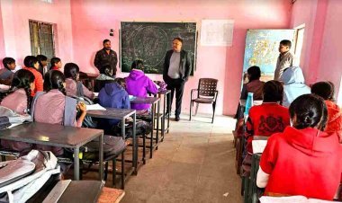 औचक निरीक्षण : किसी स्कूल के क्लास रूम में भरा मिला कबाड़ तो कहीं एक रूम में बैठे मिले तीन क्लास के बच्चे, कलेक्टर ने दी सुधार की हिदायत