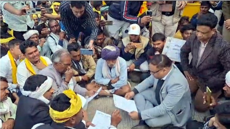 एक ग्रामसभा ऐसी भी : जिलाबदर के विरोध में आदिवासी समाज ने कलेक्ट्रेट परिसर में की ग्रामसभा, कलेक्टर ने जमीन पर बैठकर सुनी बात, जय जोहार भी की