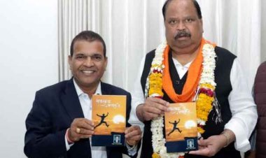 मंत्री चेतन्य काश्यप ने किया रतलाम के मोटिवेशनल स्पीकर बद्रीलाल प्रजापत की पुस्तक ‘सफलता आसान है’ का विमोचन