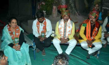 16 घंटे  प्रवास - 51% मत का मंत्र : सैलाना विधानसभा के तम्बोलिया गांव में भाजपा संगठन महामंत्री हितानंद ने लगाई खाटला चौपाल, लोगों के मन पढ़े, जीत के गुर बताए