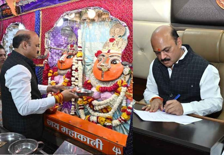 पहले धर्म फिर कर्म : नवागत कलेक्टर राजेश पाथम ने पहले कालिका माता के दर्शन किए फिर ग्रहण किया अपना नया पदभार